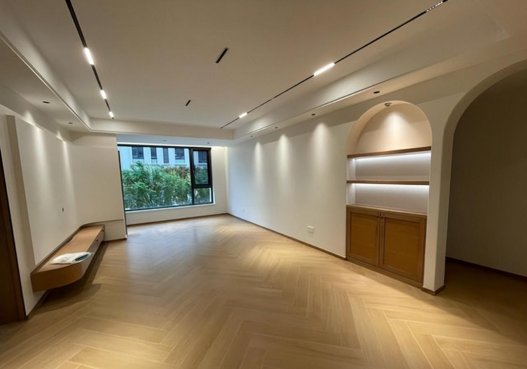 家装仿木纹石晶地板铺装效果展示，人字拼铺装方式更搭配