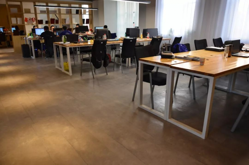 小蓝鲸石晶黑猫环保公司办公室装修案例效果