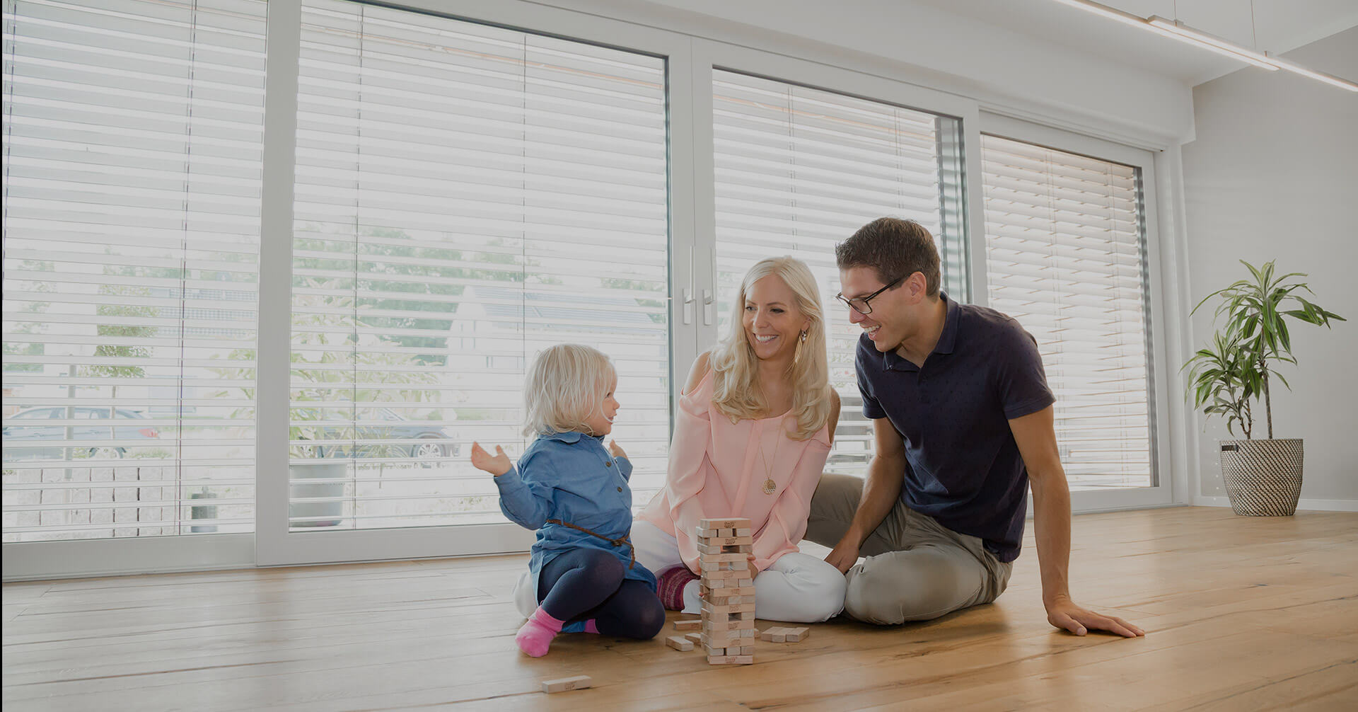 跃步石晶地板更名小蓝鲸石晶地板