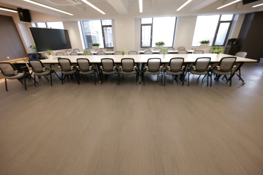 小蓝鲸石晶地板-富泉商贸公司会议室改造后案例图片角度1