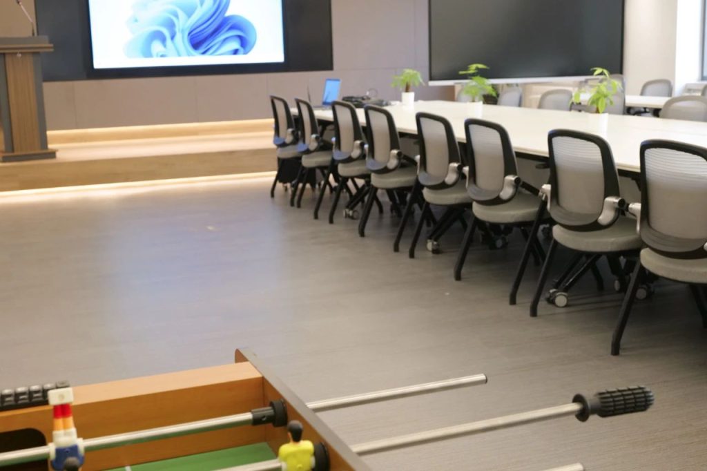 小蓝鲸石晶地板-富泉商贸公司会议室改造后案例图片